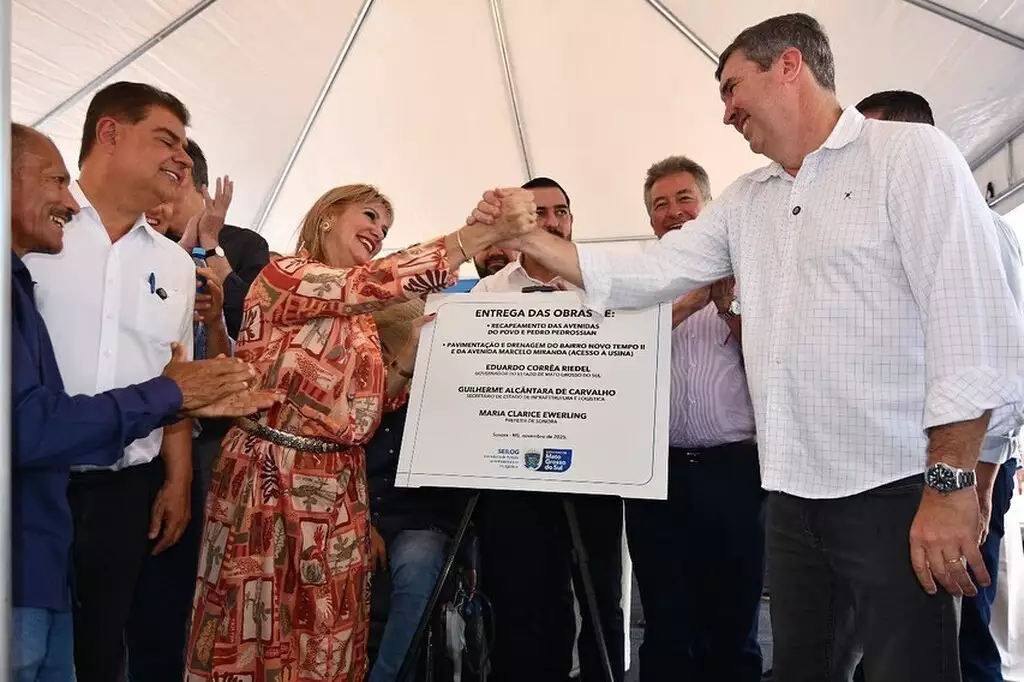 O governador Eduardo Riedel (PP) e a prefeita de Sonora Maria Clarice Ewerling (MDB) durante entrega de obras na manhã de hoje.