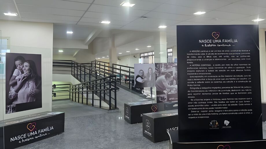 Exposição Nasce uma Família em exibição no Fórum de Três Lagoas; mostra retrata histórias reais de adoção e emociona visitantes com relatos de amor e pertencimento.
