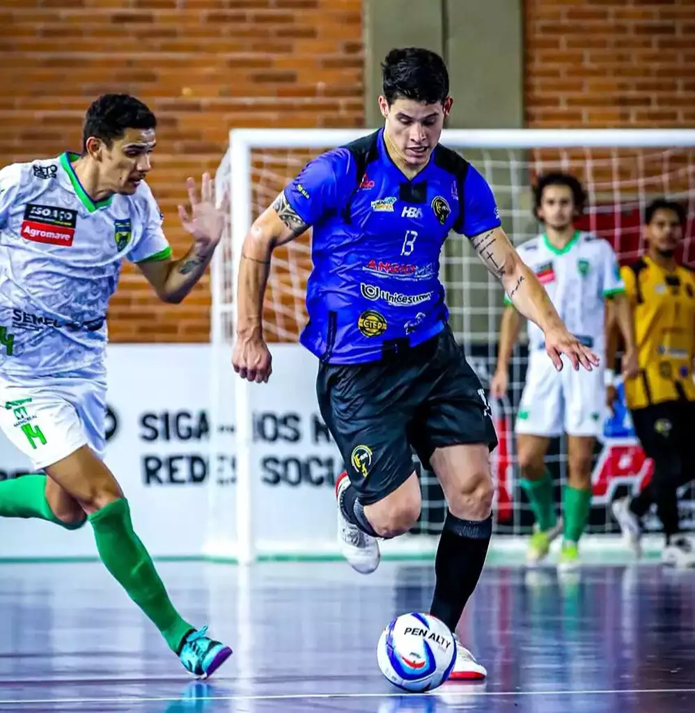 Jogador do Alfe Corumbá conduz a bola durante vitória por 7 a 4 contra o ASF Sorriso, pela segunda rodada da Copa Centro-Oeste de Futsal, em Brasília.