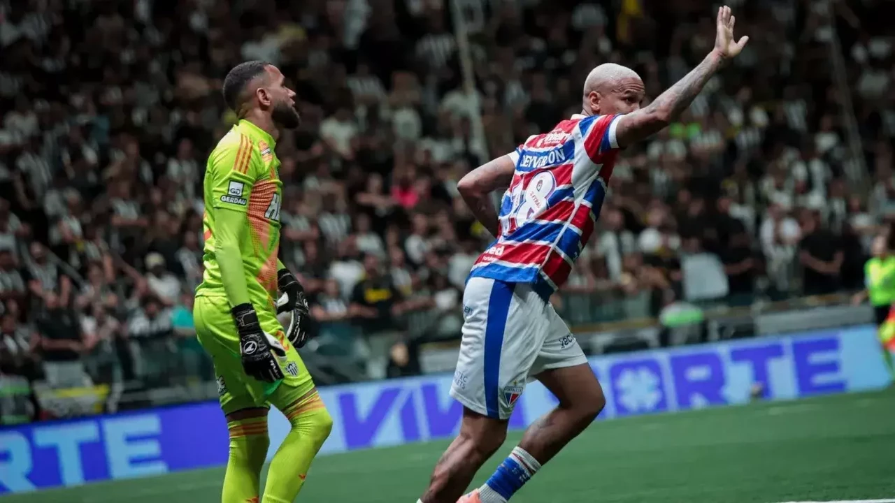 Deyverson celebra um de seus três gols na Arena MRV, frustrando a festa do Atlético-MG e de Hulk
