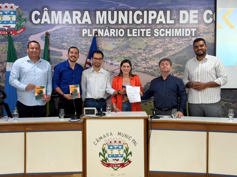 Coxim oficializa adesão ao Plano de Metas Antirracistas durante solenidade na Câmara Municipal.