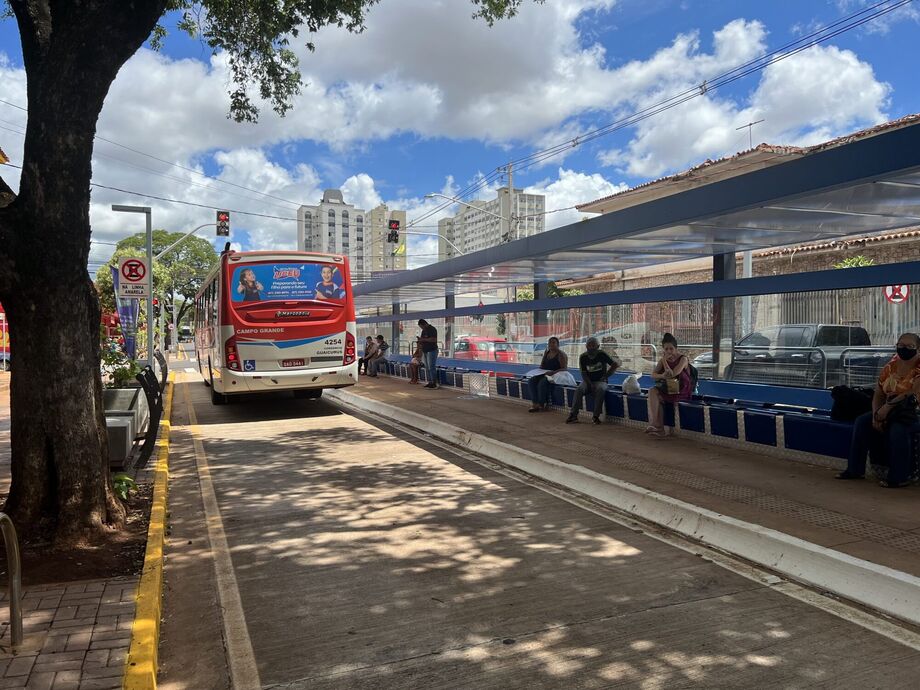 Terminais terão veículos reservas para reforçar a operação do transporte no feriado.