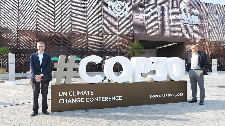 Carlos Altimiras e Diego Marques, representantes da Arauco, em frente ao pavilhão da COP 30 em Belém. Empresa apresentou megafábrica sem combustíveis fósseis.