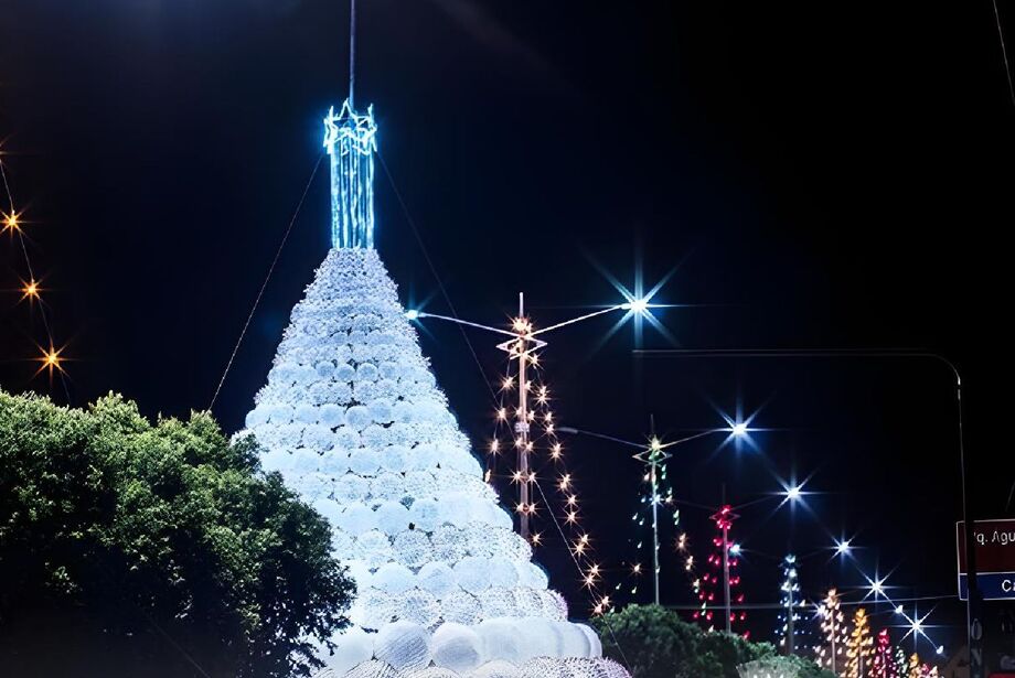 Árvore de Natal de São Gabriel do Oeste, feita com garrafas PET recicladas, virou símbolo do projeto Luzes do Cerrado.