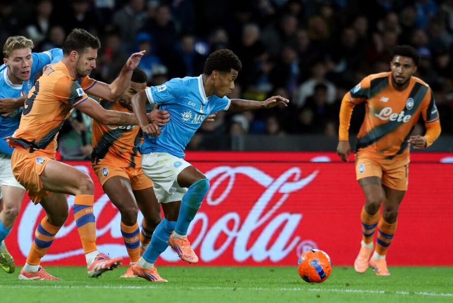 David Neres marca 2 vezes, e Napoli vence Atalanta para dormir na liderança do Italiano