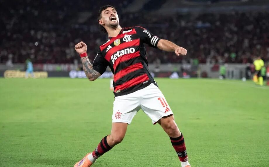 Flamengo vence o Bragantino no Maracanã e se mantém firme na disputa pelo título do Brasileirão 2025.