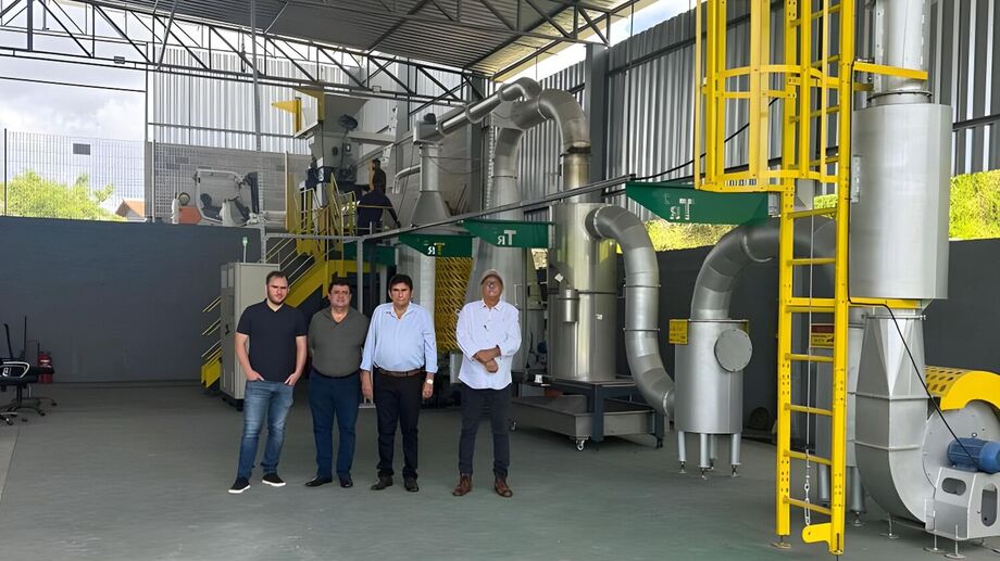 Da esquerda para a direita Max Machado, Cléber Pacheco, prefeito Antônio Ângelo Garcia dos Santos (Toninho da Cofapi) e secretário Gilmarez Leal, diante do reator de pirólise que elimina 100 % dos rejeitos e transforma lixo em combustível.