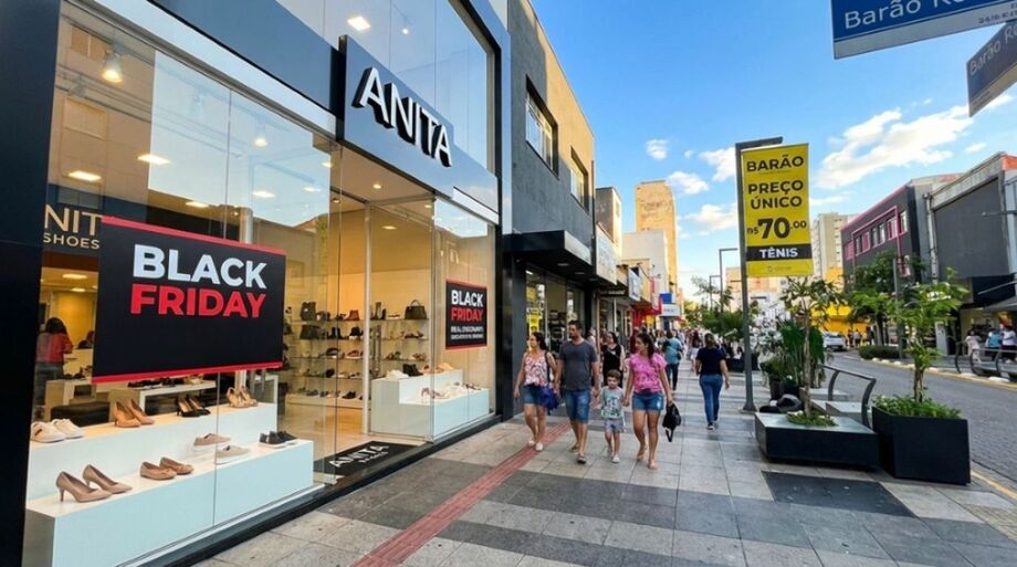 Movimento no Centro de Campo Grande durante a Black Friday, com vitrines destacando promoções e consumidores circulando pelas lojas físicas.