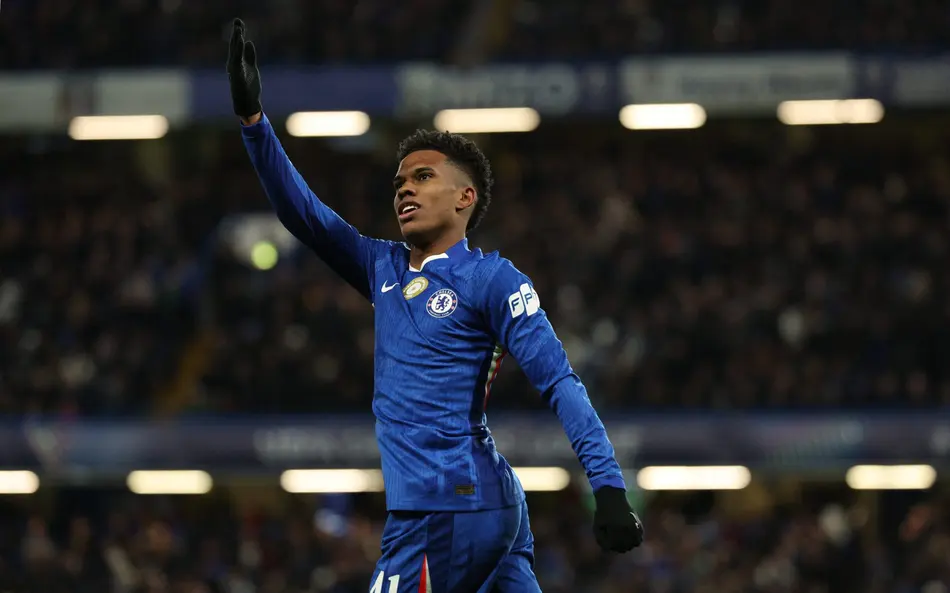 Estêvão comemora gol que ajudou a construir a vitória do Chelsea sobre o Barcelona pela Champions League.