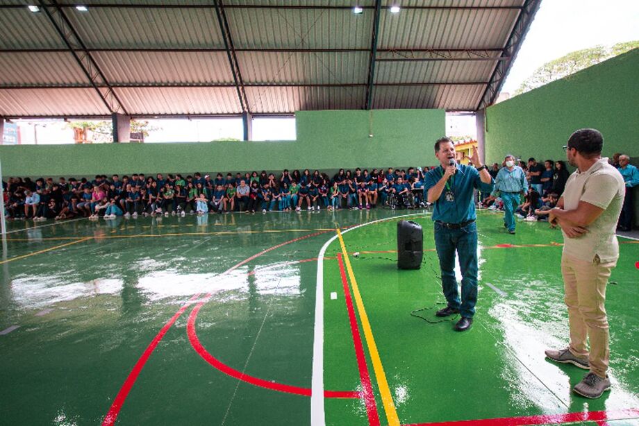 Renato Câmara conversa com alunos na quadra recém-reformada da Escola Estadual Ministro João Paulo Reis Veloso, em Dourados, que recebeu pintura e melhorias por meio de emenda parlamentar de R$ 50 mil