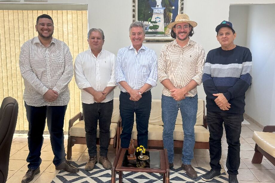 Durante a reunião, foram discutidas as melhorias e desafios enfrentados pelo município.