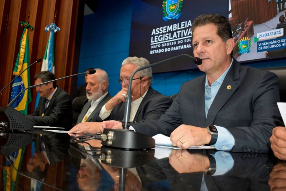 O deputado Renato Câmara (à direita) preside o VI Seminário Estadual da Água, que resultou em documento com medidas para fortalecer a gestão da água no estado