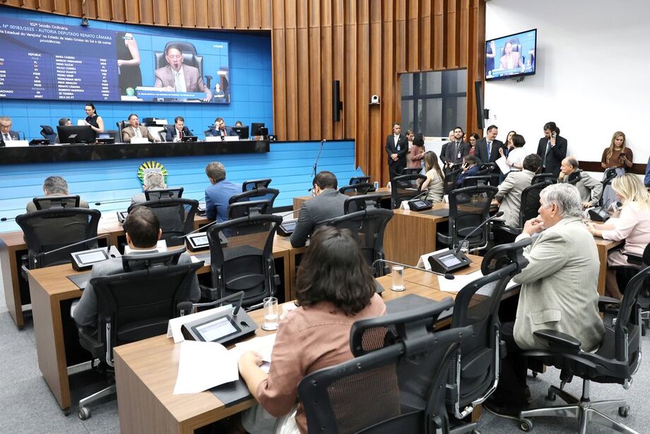 Deputados durante sessão plenária da Assembleia Legislativa de Mato Grosso do Sul; sessão tem início às 9h e é aberta a  toda sociedade