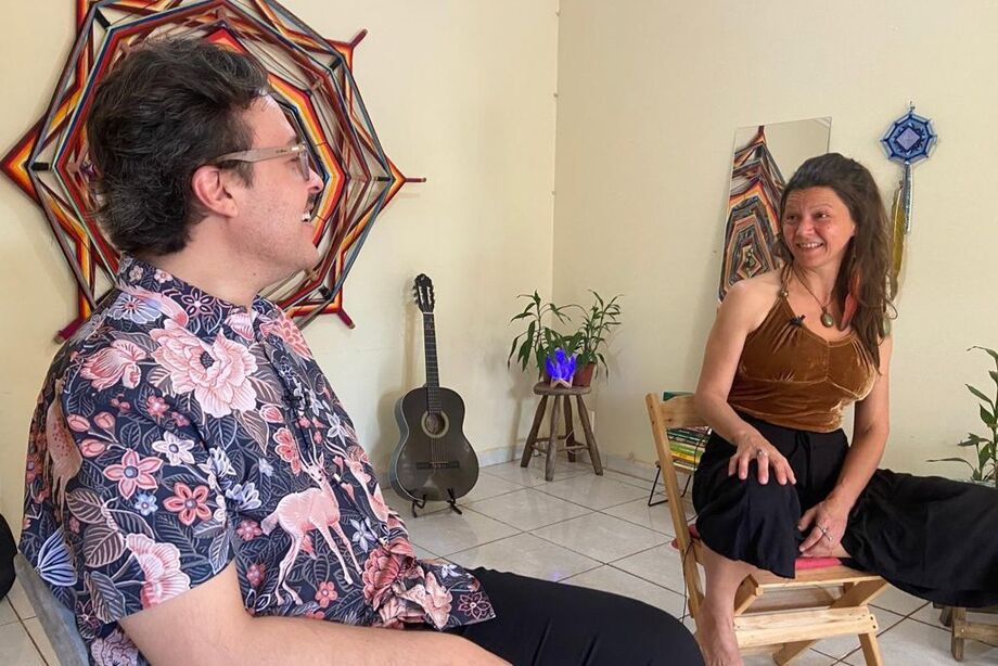 Jornalista João Humberto e arte-educadora Shandra Martins conversam sobre yoga, música medicina e tecelagem da geometria sagrada
