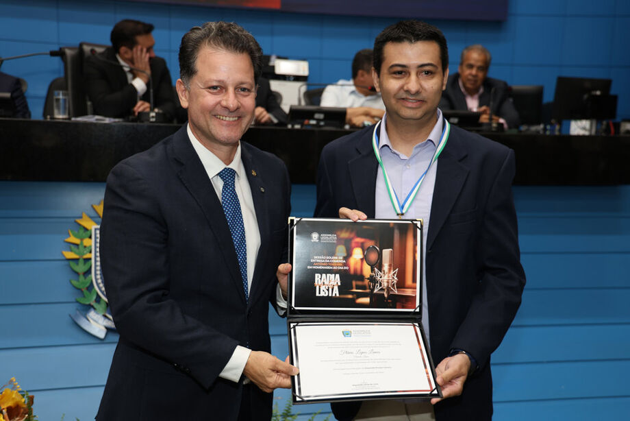 Deputado estadual Renato Câmara entrega a Comenda Antônio Tonani ao radialista e vereador Flavinho Lopes Lemes, durante sessão solene em homenagem ao Dia do Radialista, realizada pela Assembleia Legislativa de Mato Grosso do Sul