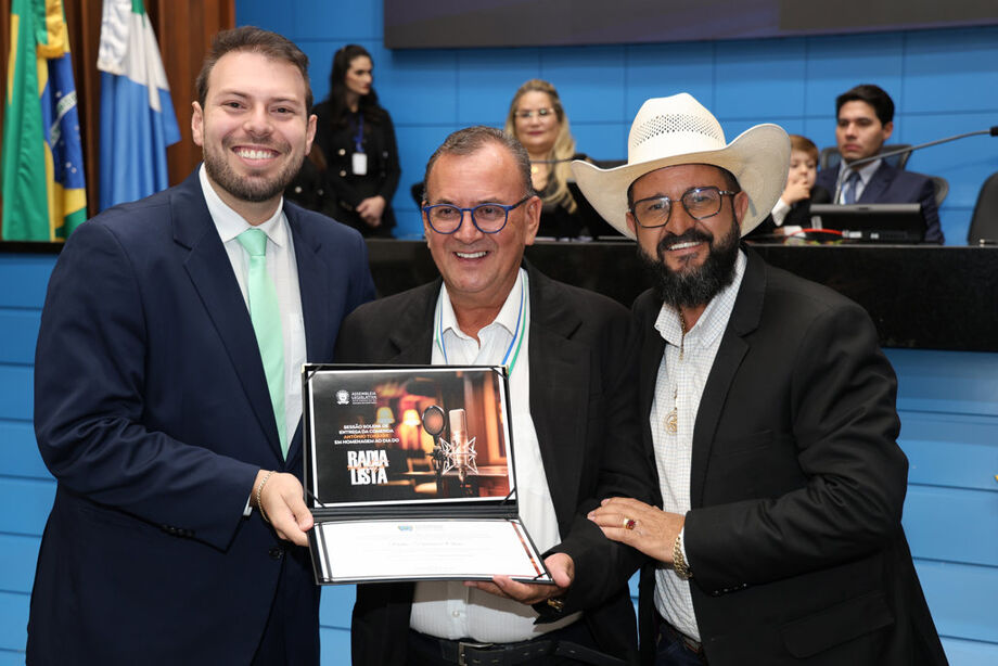 O radialista Pedro Francisco Claro recebe a Comenda Antônio Tonani das mãos do assessor jurídico Rafael Rodrigues, representante do deputado Paulo Corrêa, durante sessão solene da Assembleia Legislativa de Mato Grosso do Sul