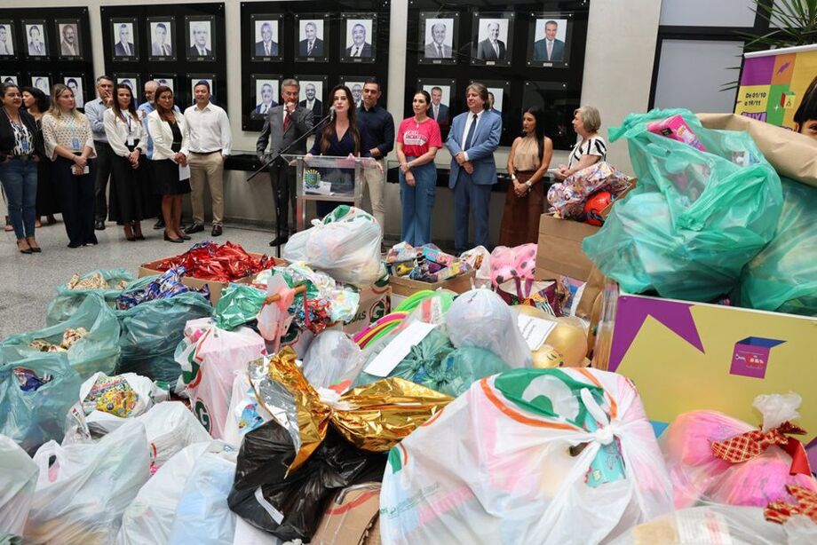 O evento de entrega simbólica das doações aconteceu na manhã desta quarta-feira no saguão Nelly Martins
