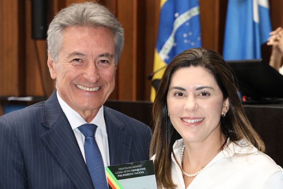 O deputado estadual Roberto Hashioka agraciou a secretária de estado da cidadania de Mato Grosso do Sul, Viviane Luiza  