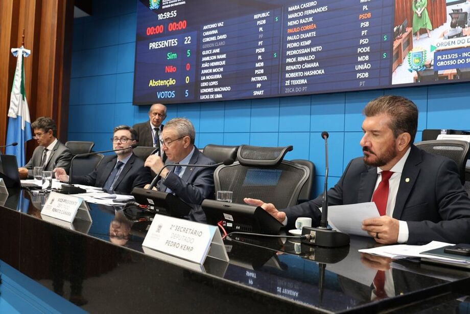 Mesa Diretora da ALEMS conduzindo as votações durante a Ordem do Dia