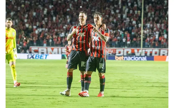 Lucas Hauber e Renzo López comemoram gol do Vitória