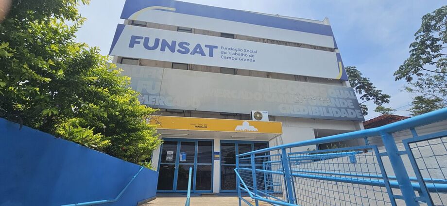 Atendimento na sede da Funsat, em Campo Grande; vagas são atualizadas diariamente