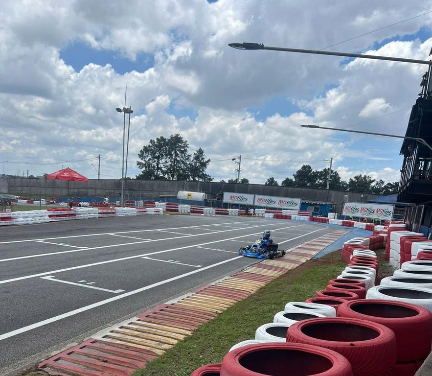 Victor Manzini com o kart #17 da Equipe Manzini Blindagens/Autlog