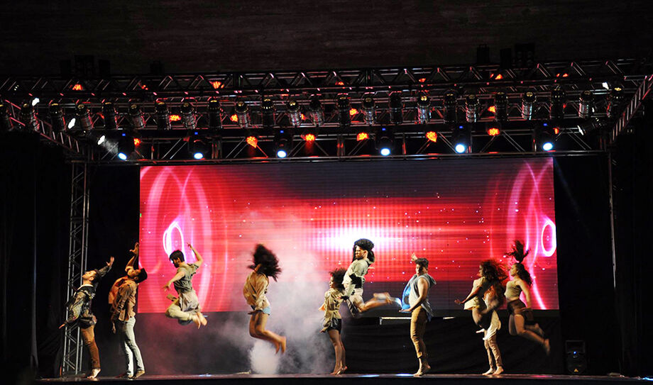 Palco montado na Praça do Rádio será o centro das batalhas de dança urbana neste sábado em Campo Grande.