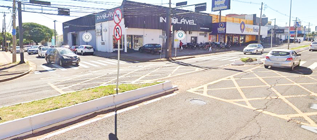 Acidente envolveu três veículos e deixou um ciclista ferido na Avenida Eduardo Elias Zahran.