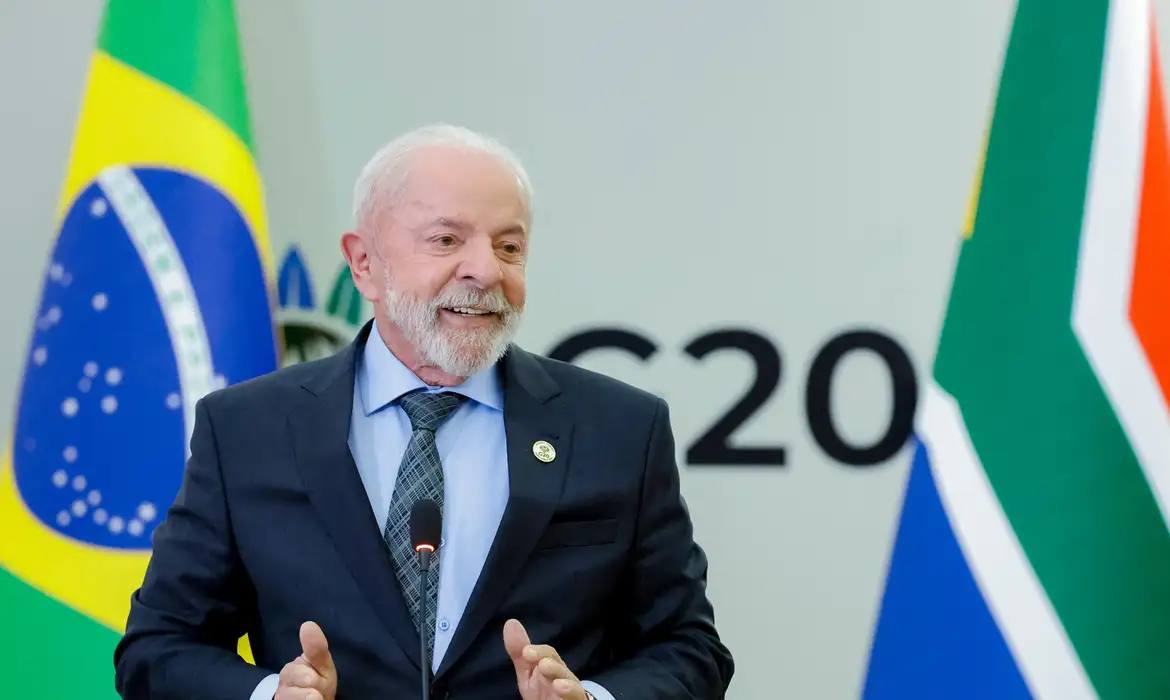 Em coletiva na África do Sul, Lula defendeu transição energética com diálogo e criticou tensionamento militar dos EUA na Venezuela.