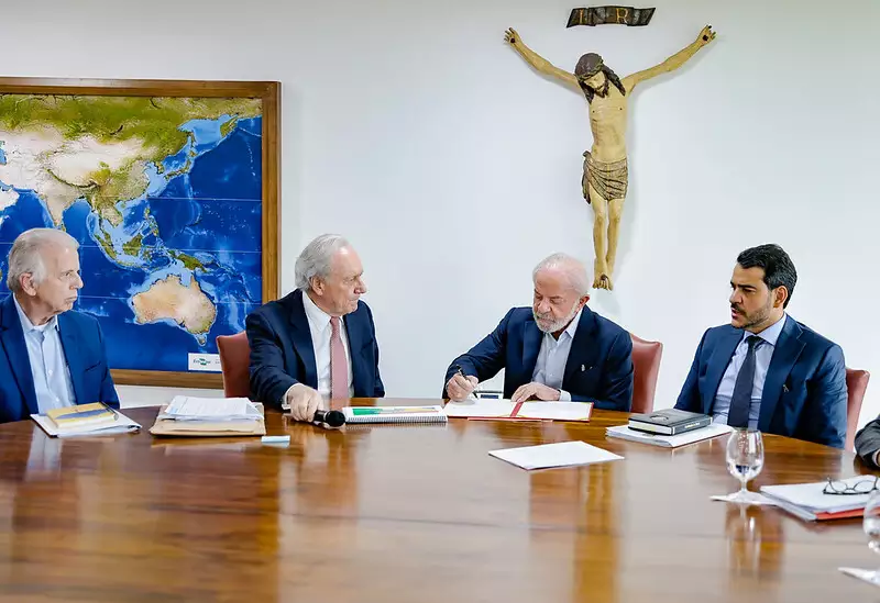 Lula assina projeto de lei que endurece o combate às facções criminosas no Brasil