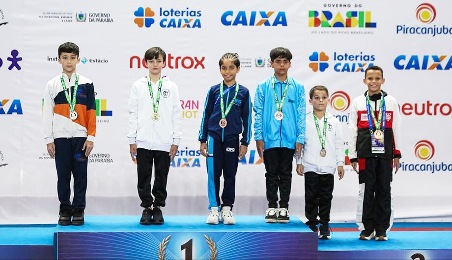 Atletas da delegação de Campo Grande no pódio, com medalhas e uniformes