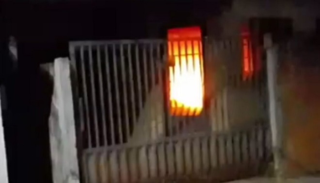 Casa foi incendiada durante a madrugada
