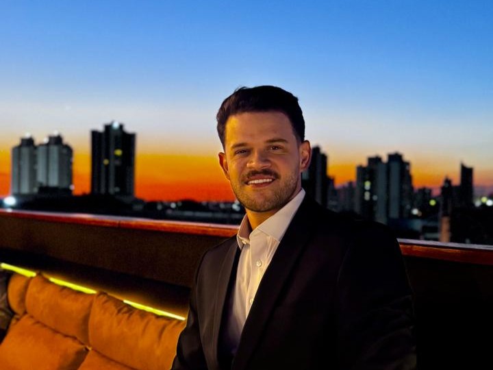 Raffael Duarte, proprietário da Busy Imóveis, apresenta o condomínio rural Terra São Francisco durante a Expogenética 2025, em Campo Grande.