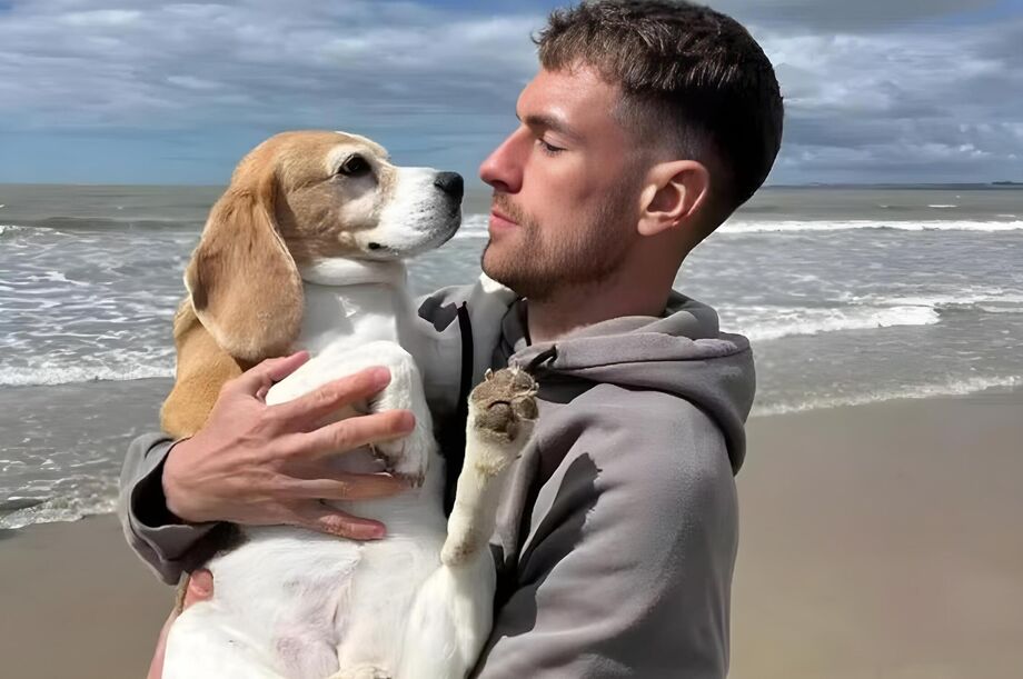 Aaron Ramsey e sua cachorra de estimação, Halo