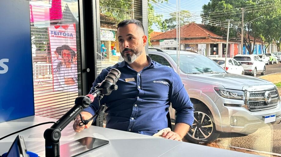 Guilherme Pereira Caldeira, supervisor da Bamaq GWM, apresenta os modelos Poer e Tank 300 durante a Expogenética 2025, reforçando o foco da marca no público do agronegócio.