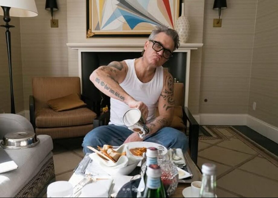 Robbie Williams acredita que o uso de medicamentos para emagrecer está piorando a sua visão.