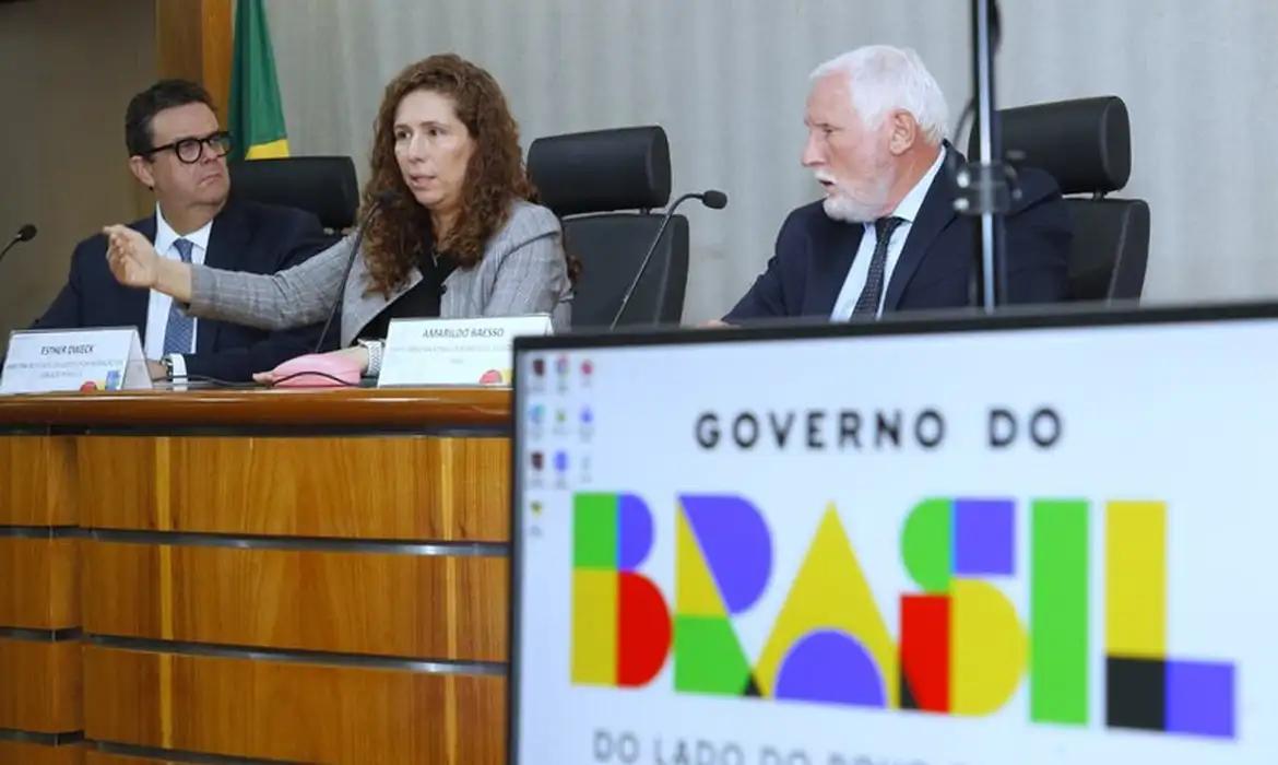 Emissão da nova Carteira de Identidade Nacional será exigida para acesso a benefícios sociais a partir de 2026.