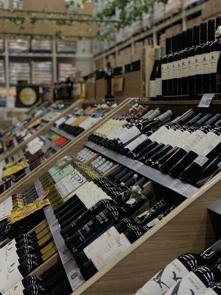 Rótulos nacionais e importados compõem a seleção especial da Black Friday nas lojas Comper e Fort Atacadista em Mato Grosso do Sul.