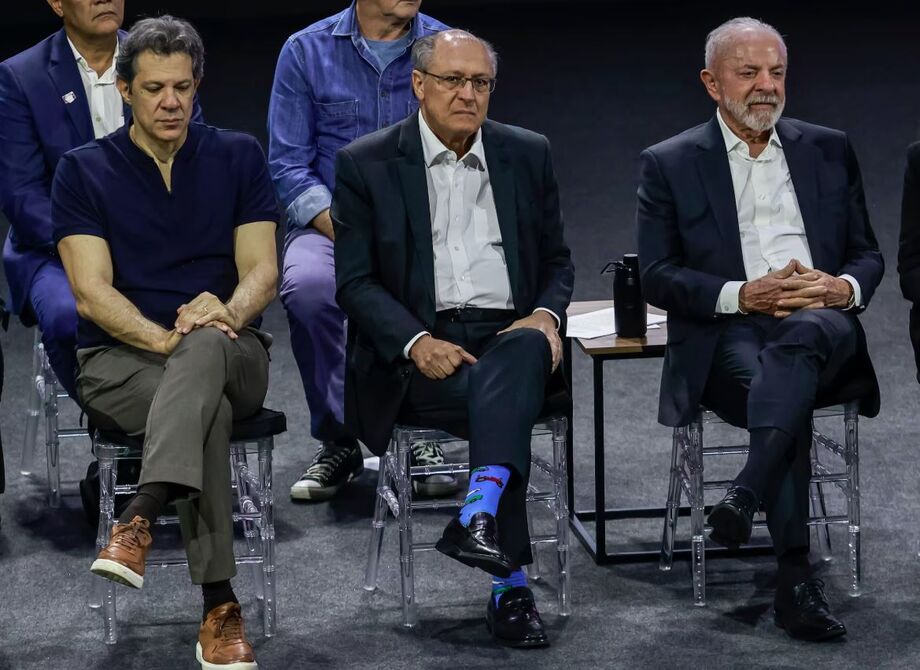 Presidente Lula ao lado do vice-presidente Geraldo Alckmin e do ministro Fernando Haddad (Fazenda).