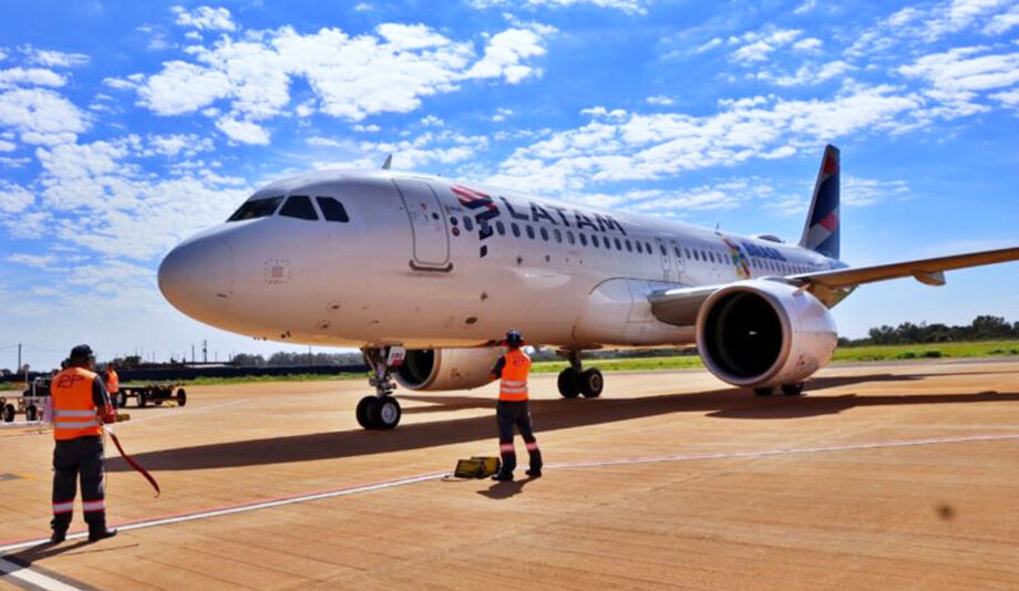A Latam Airlines aterrissou nesta quinta-feira pela primeira vez em Dourados com um Airbus A320neo com capacidade para 174 passageiros.
