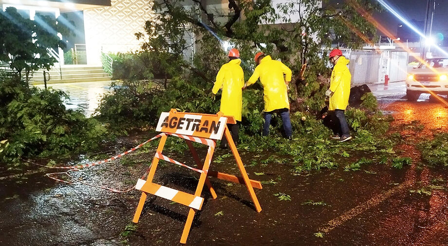 Tempestade nos últimos dias em Campo Grande vem causando transtornos