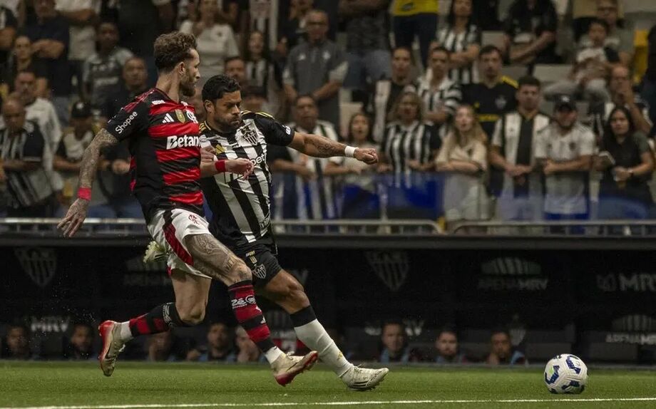 Léo Pereira e Hulk em ação durante Atlético-MG x Flamengo, pela 36ª rodada do Campeonato Brasileiro