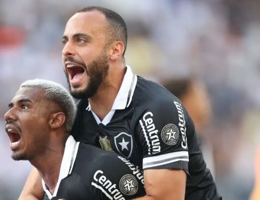 Corinthians empata com o Botafogo após gol polêmico no fim, em jogo movimentado na Neo Química Arena.