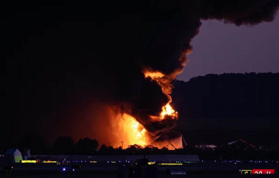 Uma coluna de fogo e fumaça se eleva perto do Aeroporto Internacional de Louisville após relatos de um acidente aéreo, na terça-feira, 4 de novembro de 2025, em Louisville, Kentucky