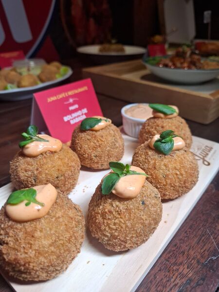 O bolinho de bacalhau do Jana Café ganhou toque especial com maionese de páprica e brotos frescos. Uma das apostas de Campo Grande no Bar em Bar.
