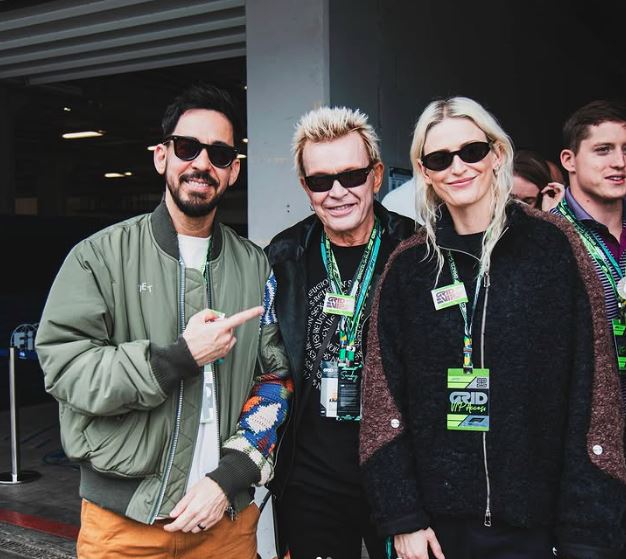 Billy Idol, Mike Shinoda e Emily Armstrong juntos nos bastidores de Interlagos