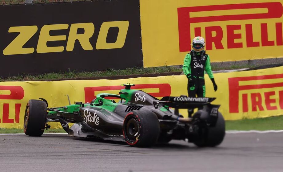 Piloto brasileiro Gabriel Bortoleto abandona na primeira volta a prova do Grande Prêmio São Paulo de Fórmula 1