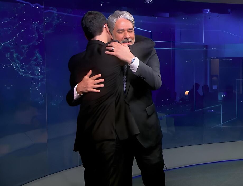 William Bonner se despede do Jornal Nacional após 29 anos na bancada do programa. Ao lado de Renata Vasconcellos, César Tralli assume o comando do JN