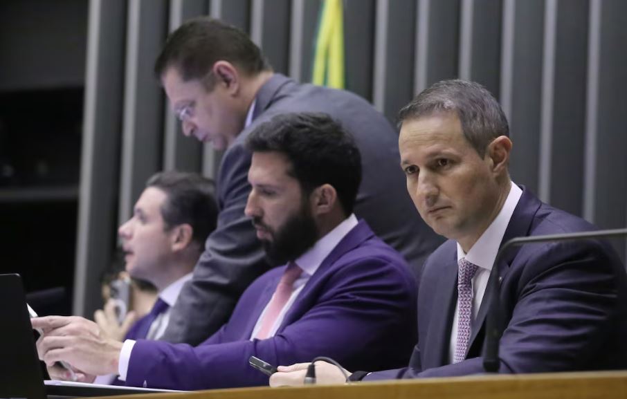 Guilherme Derrite, relator do projeto de lei antifacção, no plenário da Câmara