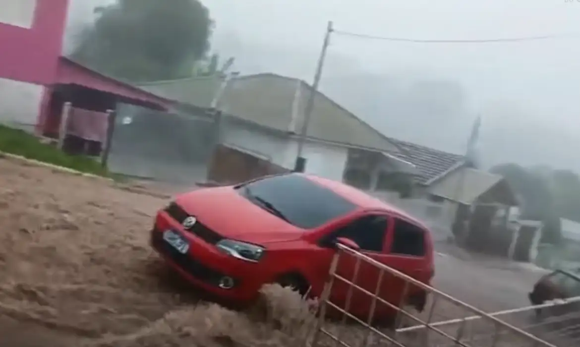 Corpo de jovem foi localizado às margens do Rio Capivaras, entre RS e SC; ele havia desaparecido na sexta (7).